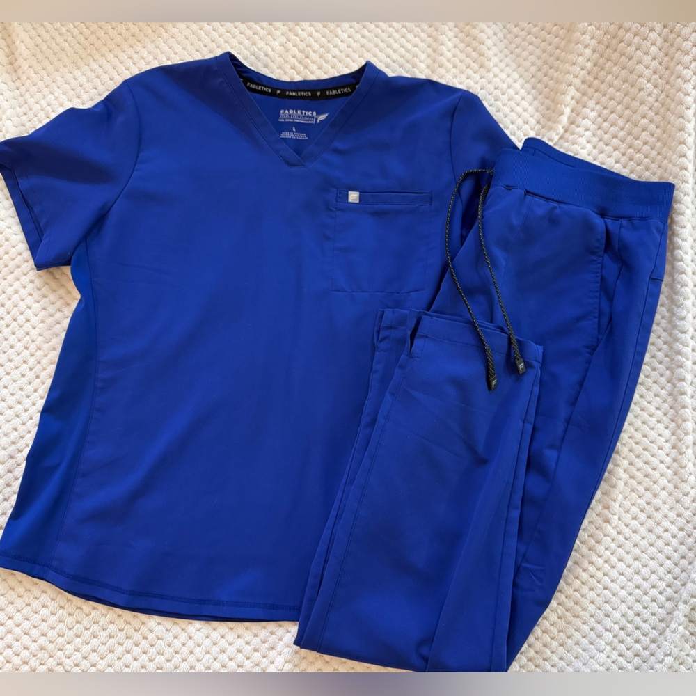 Women’s Fabletics scrub set